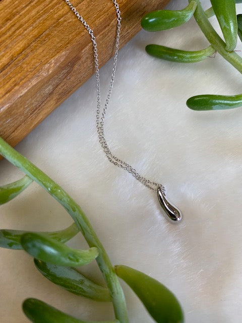 Curved Teardrop Necklace