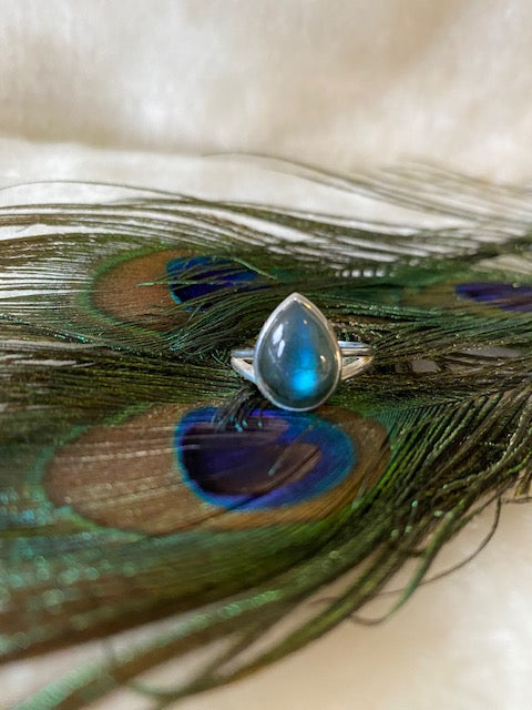 Split Shank Teardrop Labradorite Ring