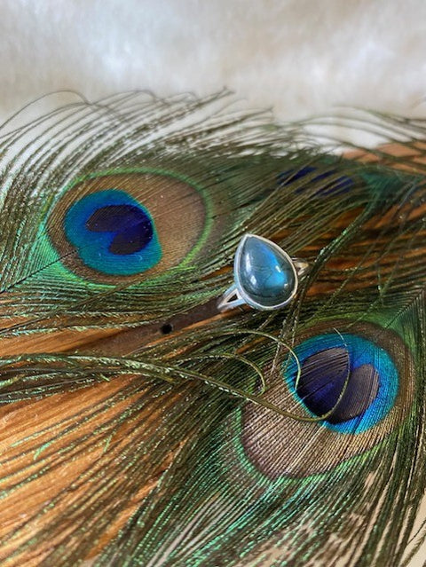 Split Shank Teardrop Labradorite Ring